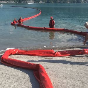 Sperre zur Schadstoffbekämpfung