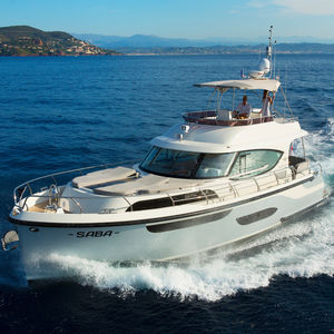 Express Cruiser / Innenborder / Flybridge / 3 Kabinen