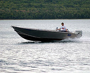 Außenborder-Konsolenboot