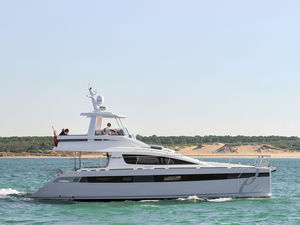 Katamaran-Motoryacht / Fahrten / Flybridge / semi-custom