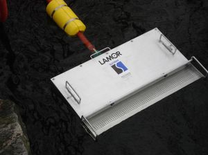 Ölskimmer mit Wehr