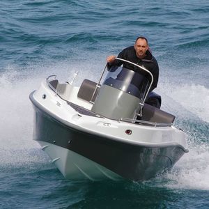 Außenborder-Konsolenboot 1