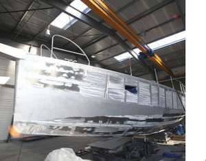 Segel-Yacht / Hochseefahrten / mit offenem Heck / Aluminium / einziehbarer Kiel