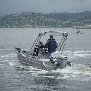 Außenborder-Konsolenboot