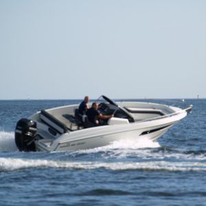 Außenborder-Konsolenboot 1