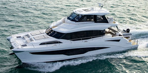 Motor-Katamarane Motoryacht