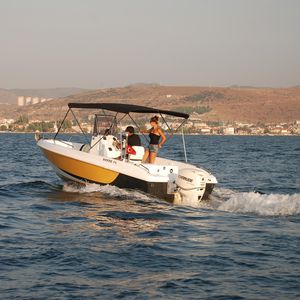 Außenborder-Konsolenboot