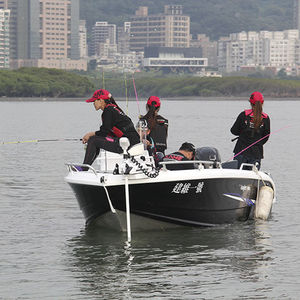 Bay-Boat / Außenbord / Seitenkonsole / Sportfischer / max. 5 Personen