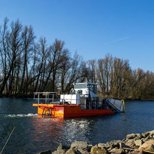 Algenernte-Boot Berufsschiff 1