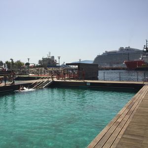Schwimmbecken mit Auftrieb
