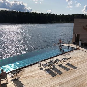 Schwimmbecken mit Auftrieb