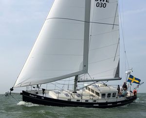 Fahrtensegelboot / mit geschlossenem Cockpit / Bugspriet