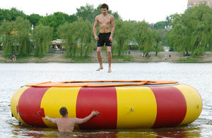 Trampolin-Wasserspielgerät 1