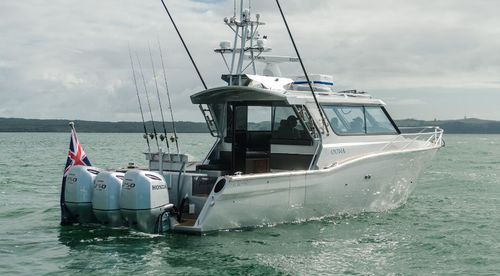 Express-Cruiser / Außenborder - 1050  - White Pointer Boats Ltd - dreimotorig / Hardtop / mit geschlossener Flybridge