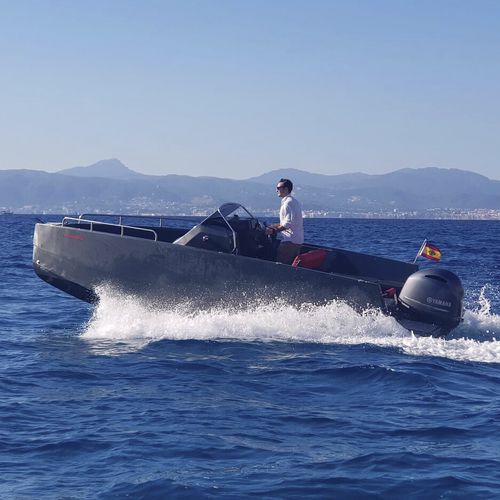 Außenborder-Konsolenboot - M6  - Nuva Yachts - mit Mittelkonsole / max. 8 Personen / mit Kabine
