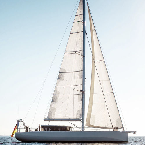 Segel-Superyacht / für Kreuzfahrten - YC - YYachts - mit offenem Heck / Sloop / Bugspriet