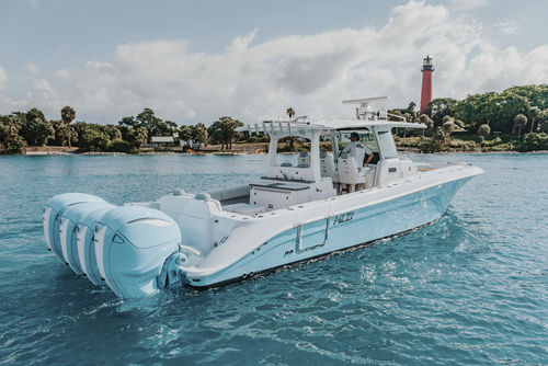 Express-Cruiser / Mehrrümpfer - 42' LUJO - HCB Yachts - Außenborder / viermotorig / Open