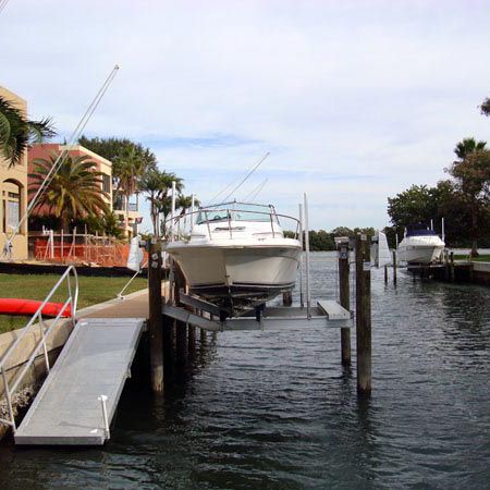 Bootslift - GATORVATOR  - Golden Dock Stabilizers - schwimmend / stegmontiert
