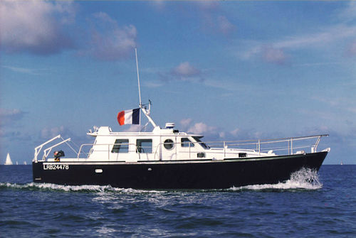 Express-Cruiser / Innenborder - KING ATLANTIQUE - META YACHTS - zweimotorig / Hardtop / Aluminium