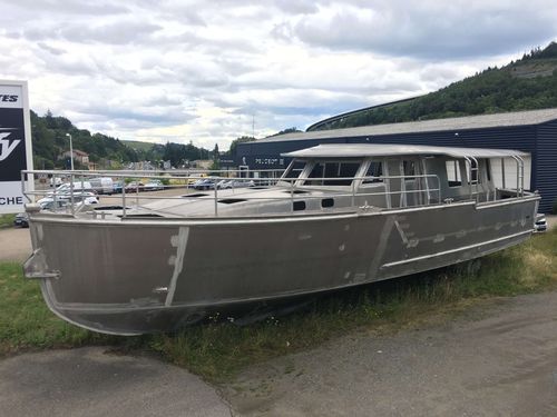 Express-Cruiser / Innenborder - ECOTROLL 49 - META YACHTS - mit Steuerhaus / Aluminium / 3 Kabinen