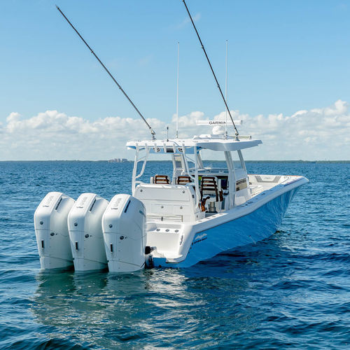 Außenborder-Konsolenboot - 43′ - Invincible Boat Company - dreimotorig / mit Mittelkonsole / schnell
