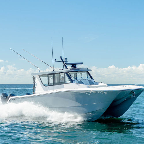 Express-Cruiser / Katamaran - 46’ - Invincible Boat Company - Außenborder / viermotorig / mit Mittelkonsole