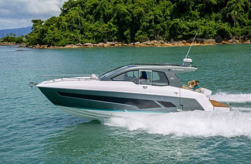 Express-Cruiser / Innenborder - 380 - Schaefer Yachts - zweimotorig / Hardtop / max. 14 Personen