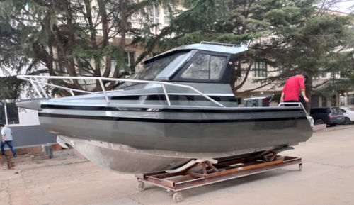 Angelboot für Tagesfahrten / Außenborder - LEADER 588 - Qingdao Allheart Marine Co., Ltd. - mit Steuerhaus / max. 6 Personen / für Teak-Deck