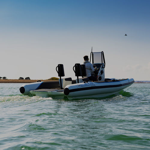 Innenborder-Schlauchboot - Pulse 63 - RS Electric Boats Ltd. - elektrisch / halbstarr / mit Mittelkonsole