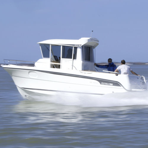 Innenborder-Konsolenboot - OSTREA 700 - OCQUETEAU - dieselbetrieben / mit geschlossenem Cockpit / Sportfischer
