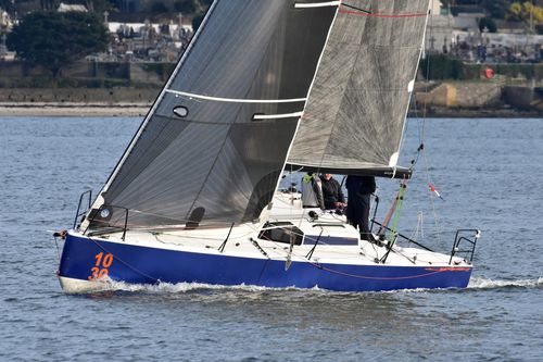 Regatta-Segelboot - 1030 - JPK Composites - 2 Kabinen / 6 Kojen / mit Doppelruder