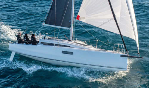 Segelboot für Fahrten- und Regattasegeln - First 30 - Bénéteau Sailboats - 2 Kabinen / 4 Kojen / mit geschlossenem Cockpit