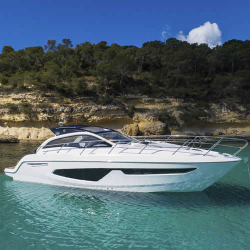 Express-Cruiser / Innenborder - C38 - Sessa Marine - zweimotorig / Gleiter / Hardtop