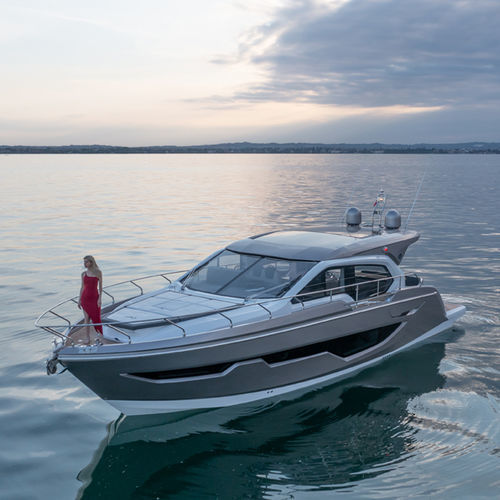 Express-Cruiser / Innenborder - C47 - Sessa Marine - zweimotorig / Hardtop / IPS
