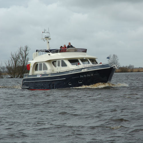Express-Cruiser / Innenborder - GV 1350 - Aquanaut - Flybridge / Kanal / 2 Kabinen