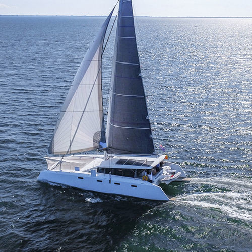 Katamaran-Segelyacht - R5 - Ocean Renegade - für Kreuzfahrten / mit offenem Heck / Bugspriet