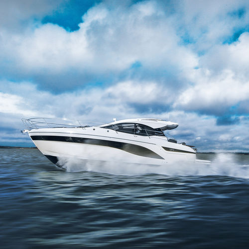 Express-Cruiser / Innenborder - SR41 - BAVARIA YACHT - zweimotorig / Hardtop / 2 Kabinen