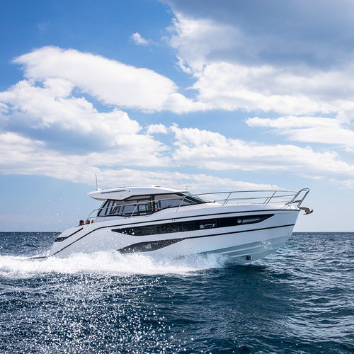 Express-Cruiser / Innenborder - SR36 - BAVARIA YACHT - zweimotorig / Hardtop / 2 Kabinen