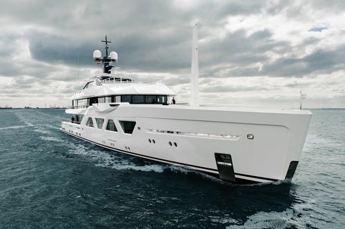Charter-Megayacht - QU2 - Amels - Raised Pilothouse