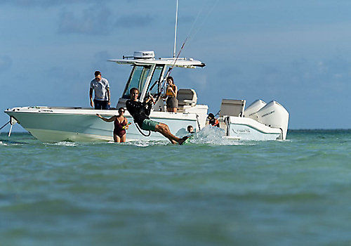 Bay-Boat / Außenborder - 280 DAUNTLESS - Boston Whaler - zweimotorig / mit Mittelkonsole / Open