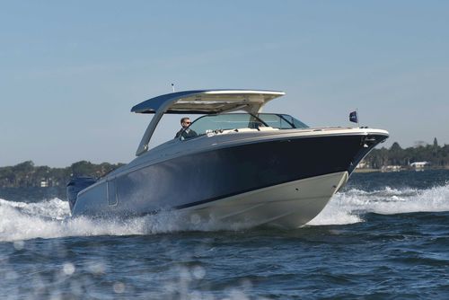 Express-Cruiser / Innenborder - LAUNCH 35 GT - Chris Craft - Außenborder / Diesel / zweimotorig