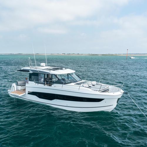 Express-Cruiser / Außenborder - MERRY FISHER 1295 COUPE - Jeanneau - Motorboats - dreimotorig / Hardtop / mit Steuerhaus