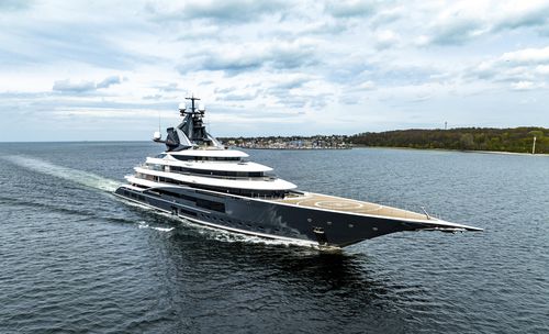 Luxus-Megayacht / für Kreuzfahrten - KISMET - Lurssen Yachts - Raised Pilothouse / Verdränger / mit Helikopterdeck