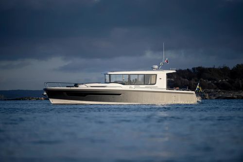 Express-Cruiser / Innenborder - Sport Coupé 42 - Nimbus - zweimotorig / Stufenrumpf / mit Steuerhaus