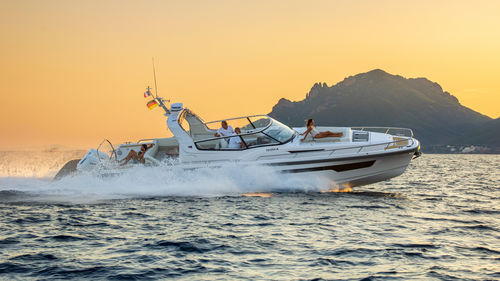 Express-Cruiser / Außenborder - Sport Weekender 42 - Nimbus - zweimotorig / Stufenrumpf / Softtop