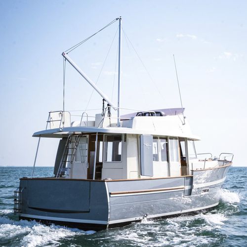Innenborder-Trawler - 34 - Rhea Marine - Halbgleiter / Flybridge / mit Steuerhaus