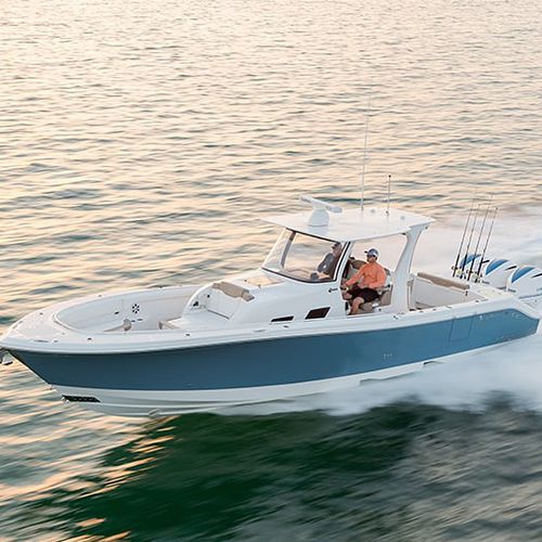 Express-Cruiser / Außenborder - 370cc - EdgeWater Power Boats - dreimotorig / Open / mit Mittelkonsole