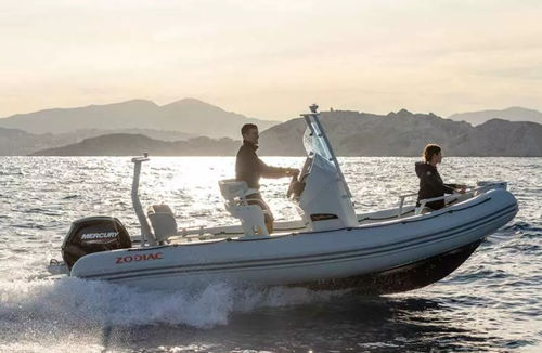 Außenborder-Schlauchboot - 5.5 GULFSTREAM  - ZODIAC - halbstarr / Open / mit Seitenkonsole