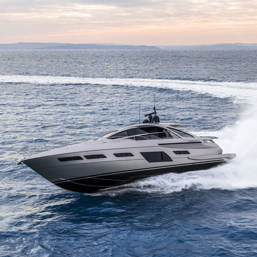 Motoryacht für Kreuzfahrten - 7X - Pershing - Hardtop / Surface-Drive / 3 Kabinen