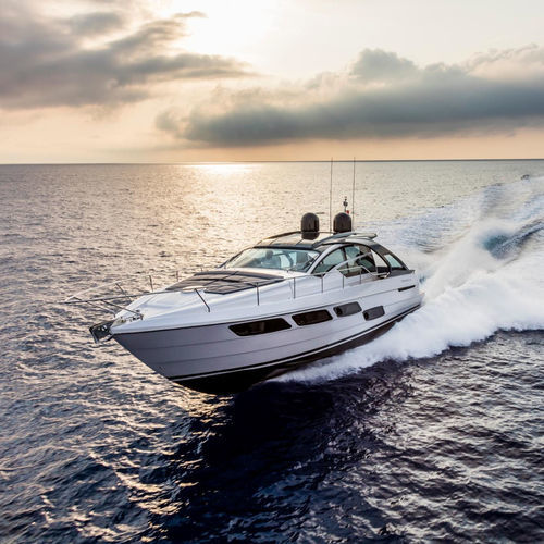 Schnelle Motoryacht - 5X - Pershing - Hardtop / IPS / 2 Kabinen